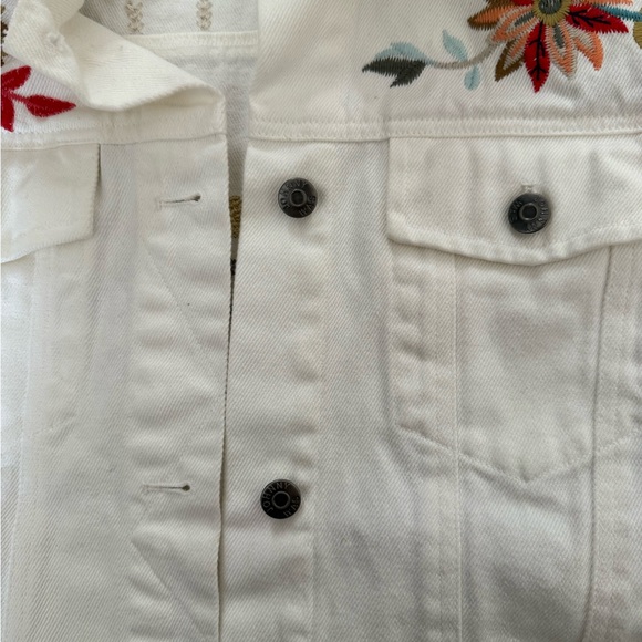Johnny Was White Denim Embroidered Floral Boho Jean Jacket | Size Small - Picture 4 of 9